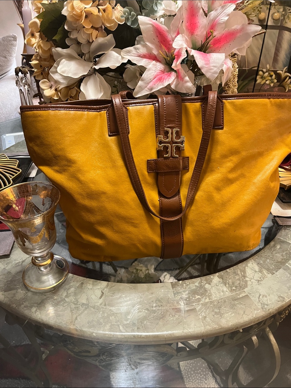 🔥🔥🔥Beautiful Yellow Tote with Brown Trim and Central Emblem